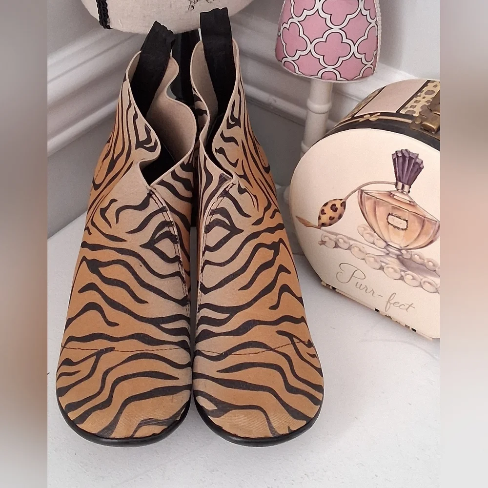 CHARLESTON SHOE CO. Tan & Black Telfair Tiger Ankle Boots Sz 6 Pre-Owned - Picture 3 of 13